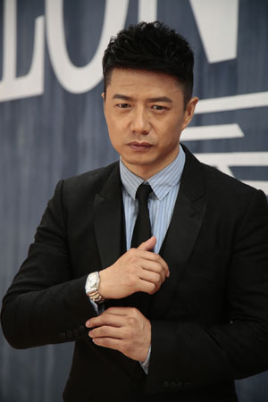 段奕宏一身黑色西装帅气亮相